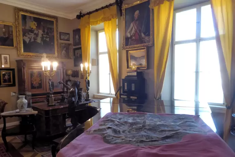 Komponist und passionierter Sammler: Leh&aacute;rs Steinway-Fl&uuml;gel , umgeben von alter Kunst .
