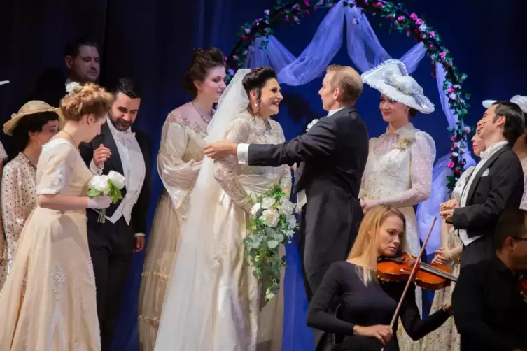 Hochzeitsglocken in der Welt von gestern: Der polnische Graf (Julian Pataky) und die Wiener Comtesse (Corina Koller) in Leh&aacute;rs &bdquo;