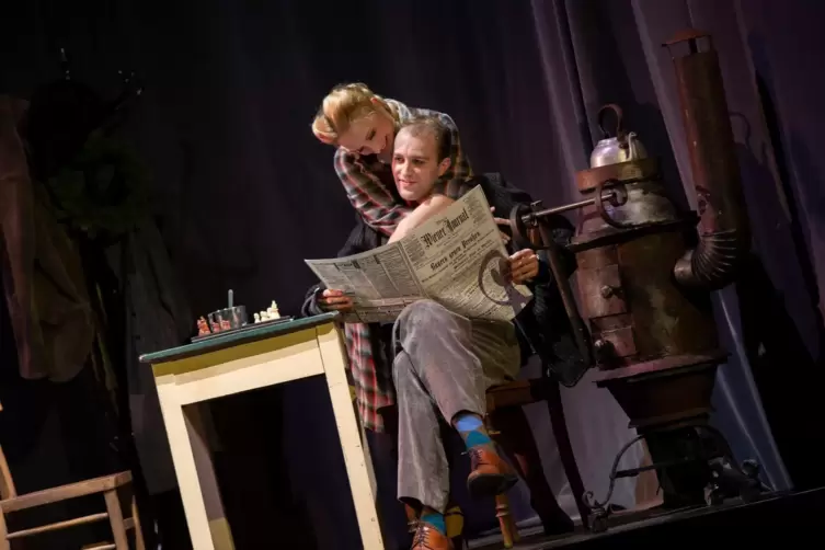 Aufbruch in eine neue Zeit: das Buffopaar Marie-Luise Schottleitner (T&auml;nzerin Gretl) und Lukas Karzl (Ex-Lebemann Adolar).
