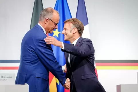 Harmonisches Händeschütteln: Kanzler Merz und Präsident Macron in Toulon. 