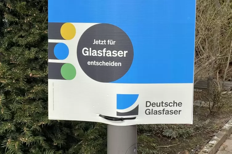 Muss auch andere Anbieter ins subventionierte Netz lassen, aber nicht bedingungslos: Werbung der Deutschen Glasfaser. 