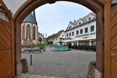 Der Deidesheimer Marktplatz ist besonders bei Touristen ein beliebter Anziehungspunkt. 