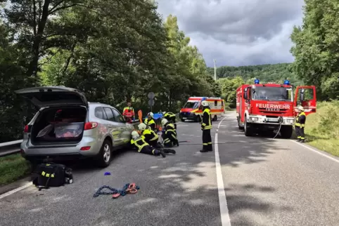 Eine der Frauen wurde in ihrem Fahrzeug eingeklemmt und musste von der Feuerwehr befreit werden. 