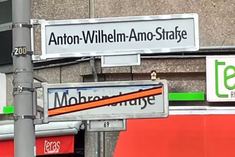 Neuer und überklebter alter Straßenname.
