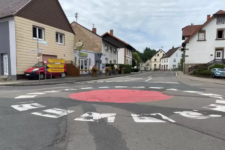 Am Kreisel in der Ortsmitte Niederkirchens reiht sich Schlagloch an Schlagloch: Rund 1,2 Kilometer Landesstra&szlig;e und 6,2 Kilomete