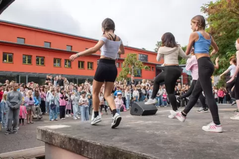 Auch Tanzeinlagen hatten die Schüler einstudiert.