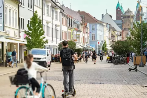 Maximilianstraße: Geschäfte und Gaststätten.