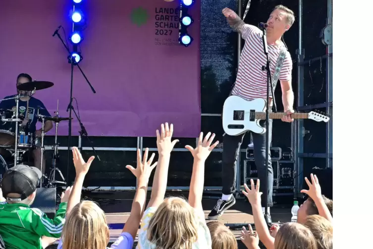 &bdquo;Nicht nur p&auml;dagogisch wertvolle Kindermusik&ldquo;: Johnny Karacho auf der LGS-B&uuml;hne.
