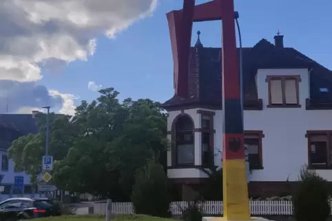 Die Skulptur wurde besprüht.