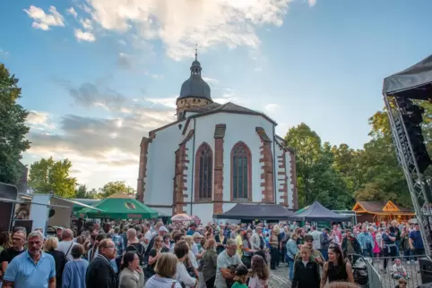  An allen drei Festtagen (hier am Samstag) tummeln sich viele Besucher auf dem Marktplatz.