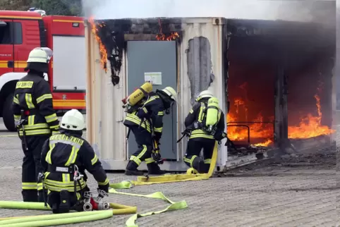 Beim Tag der Feuerwehr zeigen die Wehrleute ihr Können: Hier löschen sie einen Zimmerbrand. 