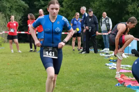 Lina Poplonski aus Münchweiler in der Wechselzone vom Schwimmen zum Laufen.