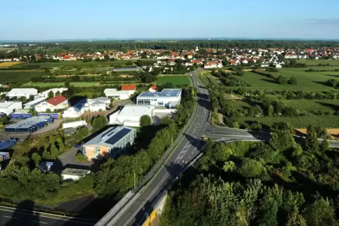 Die Kreisstraße 27 zwischen B9 und Berghausen: Links das bestehende Gewerbegebiet, rechts soll ein weiteres entstehen. 