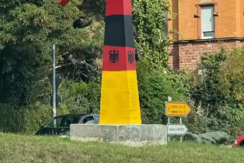 Die verschandelte Skulptur am Bahnhof-Kreisel.