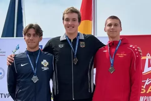 Podium wie im 200 Meter Hindernisrennen: Der Zweibrücker Leo Ilias Baumann (Mitte) hat nach den Poolwettkämpfen bei der Junioren