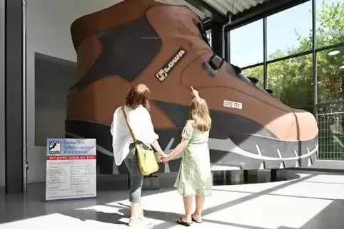 Museen sind Wunderorte: Der größte Schuh der Welt im Deutschen Schuhmuseum in Hauenstein. Museen sind Wunderorte: Der größte Schuh der Welt im Deutschen Schuhmuseum in Hauenstein.