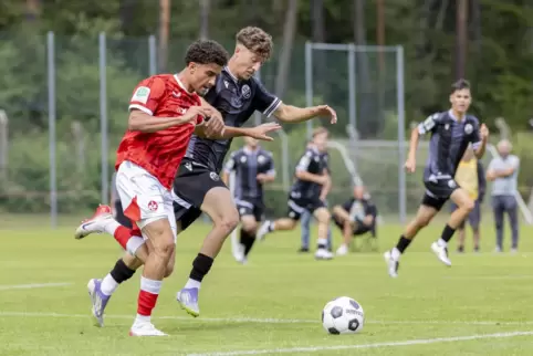 Er schoss die FCK-U19 im Spiel gegen Heidenheim zum Sieg: Marvin Yüsün (links). Hier im Zweikampf mit Arbrias Shala vom SV Sandh