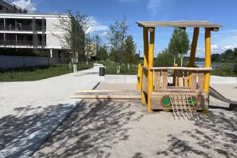 Am Fluss: Teil des neuen Parks mit Spielhaus.
