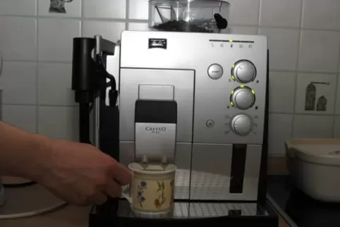 Die unbekannten Täter haben nicht nur eine Kaffeemaschine gestohlen. Das Foto zeigt eine andere Maschine.