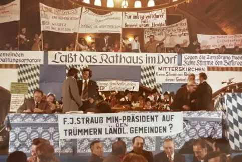 Protest gegen die Gebietsreform in den 1970er Jahren in Bayern: Peter Ofer (stehend, zweiter von links) ganz vorne mit dabei. 