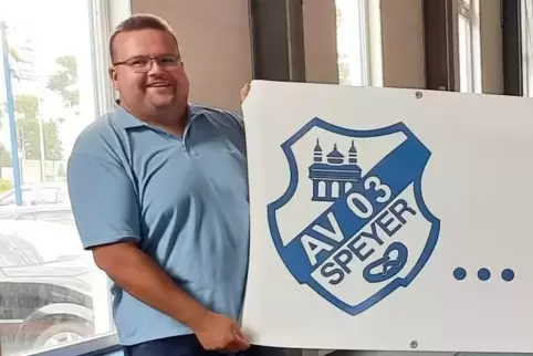 Jörg Schanninger mit dem Vereinslogo.