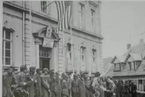 Der Zweite Weltkrieg ist zu Ende: Die Aufnahme zeigt entlassene deutsche Kriegsgefangene vor dem Kuseler Rathaus. Vorne rechts s