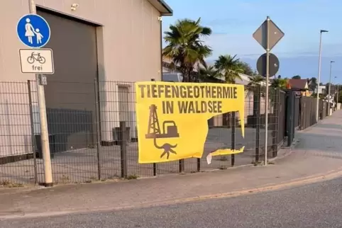 Die BIgT wehrt sich unter anderem mit Plakaten gegen das angedachte Tiefengeothermieprojekt bei Waldsee. Hier wurde an einem Pro