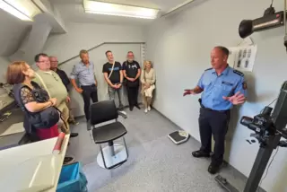Jörg Friedrich, stellvertretender Leiter der Polizeiinspektion Grünstadt, erläutert die Arbeit im erkennungsdienstlichen Raum.