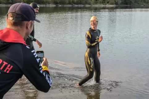 So guter Dinge: Josefine Rutkowski startet im Binsfeldsee in Speyer ihren Weltrekordversuch.