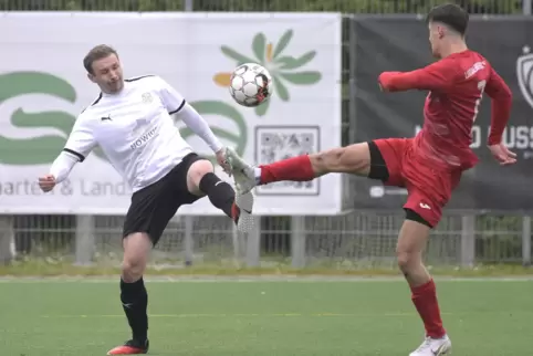 Hat laut Trainer aktuell das Momentum auf seiner Seite: Mutterstadts Jan Weingarte (links).