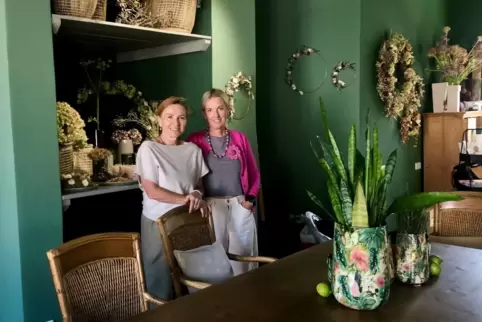 Freuen sich auf ihre Gäste: Inhaberin Daniela Einenkel (links) und Mitarbeiterin Simona Barbosa. 