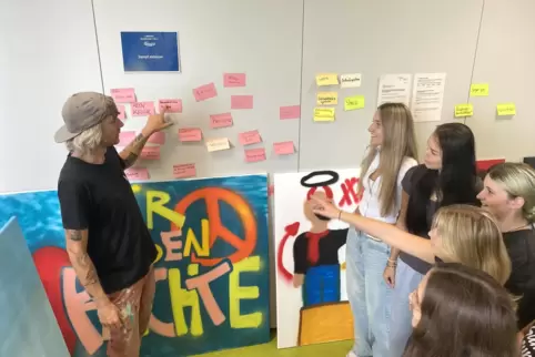 Der Kölner Graffiti-Künstler Kai „Semor“ Niederhausen mit Schülern der BBS.