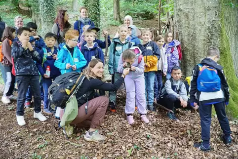 Anne Zäuner von „Natürlich Waldbaden“ unternimmt mit Zweitklässern in Rieschweiler eine Waldexkursion. Luca und Elena schauen si