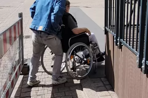 Bisher mit Problemen für Rollstuhlfahrer verbunden: Überwinden der Bordsteinkante vor dem Postgalerie-Podest. 