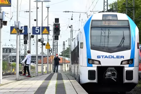Der Prototyp des Flirt Akku von Stadler kam zum Jubiläum „175 Jahre Eisenbahn in Rheinland-Pfalz“ am 30. September 2022 nach Neu