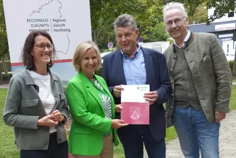 Einen Förderbescheid über fast zwei Millionen Euro hat Ministerin Katrin Eder (Zweite von Links) an den Ersten Beigeordneten der