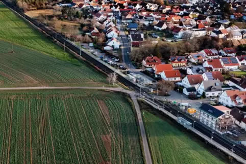 Verkehrsteilnehmer dürfen bald offiziell den von der K26 kommenden Feldweg in Richtung Bahnübergang am Haltepunkt Heiligenstein 