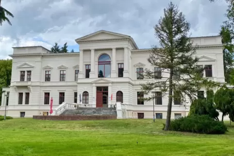 Eine Kuppel wie beim Berliner Vorbild gab es auch, sie musste aber wieder entfernt werden: Schloss Sommerswalde in Brandenburg.