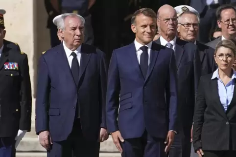  Frankreichs Premierminister François Bayrou (links) hat wohl kaum Chancen, am Montag eine Vertrauensfrage im Parlament zu übers