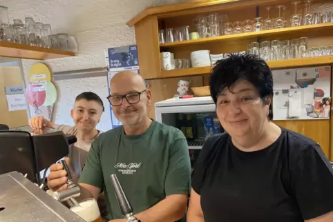 Haben nach 30 Jahren in Steinbach noch nicht genug von der Gastronomie: Tochter Laura Hardt (von links), Dieter Hardt und Angela