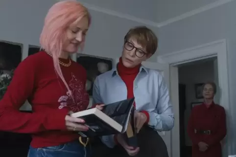 Vicky Krieps (links) und Cate Blanchett spielen Schwestern, Charlotte Rampling (rechts) die Mutter in Jim Jarmuschs Episodenfilm