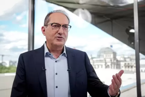 Harter Kurs in der Asylpolitik: Innenminister Dobrindt.