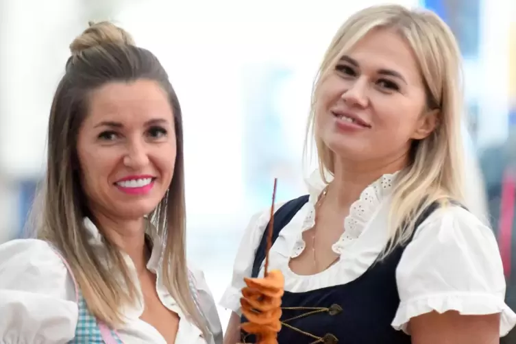 Ruhe vor dem Sturm: Die beiden Damen stehen am Montag wieder bereit, mit ihren Kolleginnen und Kollegen durstige Messebesucher z