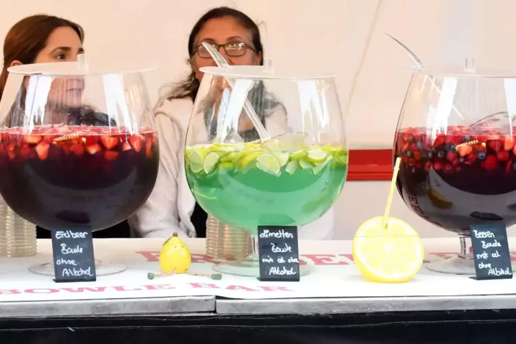... und Cocktails wohl zu sp&auml;terer Stunde gefragt sein. Falls noch was reinpasst. 