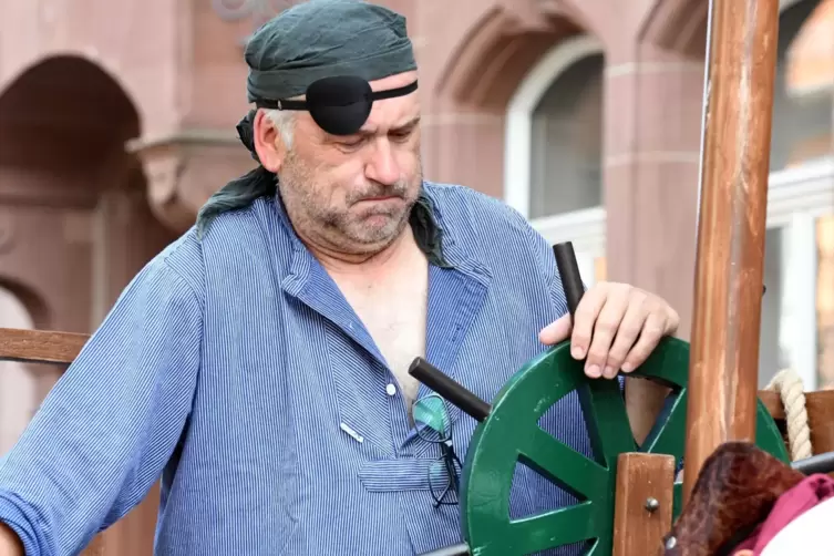 Ob der Pirat auch einen Krug hebt? 