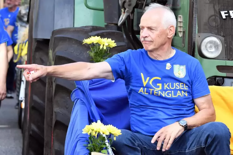 Der B&uuml;rgermeister mal ganz bestimmt. Beim Umzug zeigte Stefan Spitzer schon mal die Richtung zum Zelt an. 
