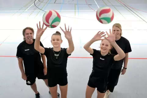 Letzter Schliff (von links): Bernd Werscheck, Marlene Schmitt und Frieda Mayer vom TuS Heiligenstein mit Britta Büthe.
