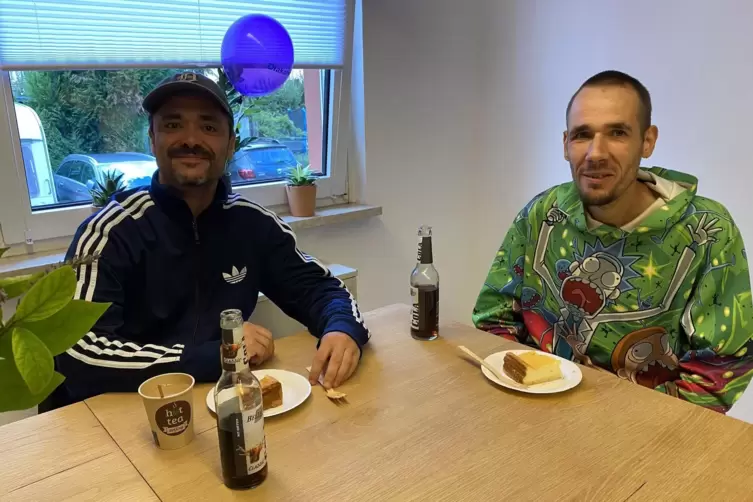  Dominik Sch&ouml;n und David Dematt&auml; (von links) zeigen sich von dem neuen Angebot schlichtweg begeistert.