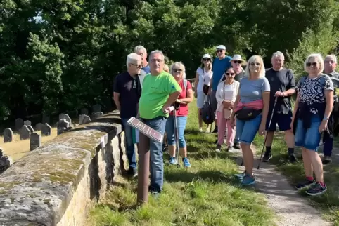 Jochen Körbel hatte die von ihm geführte Wanderung von Quirnbach nach Steinbach unter das Motto „Märkte und Minora“ gestellt. In