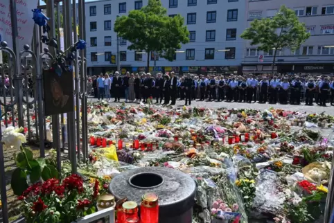 Wenn Rettungskräfte im Einsatz sterben, sollen ihre Gräber zu Ehrengräbern werden, regt die CDU an. Unser Archibvbild zeigt die 